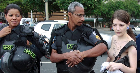 marcha da vadia policial 2   fonte Domingos PeixotoAgência O Globo